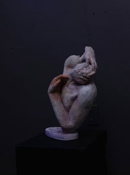 Balancing Marbles, the sculpture by Michela Roman chosen for the 2022 Ozymandias Wines label